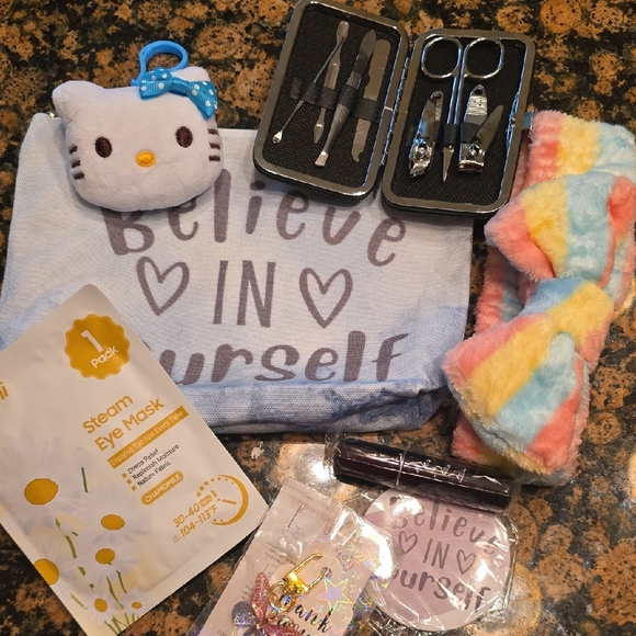 Hello Kitty Cosmetic Set with Accessories - Picture 1 of 6